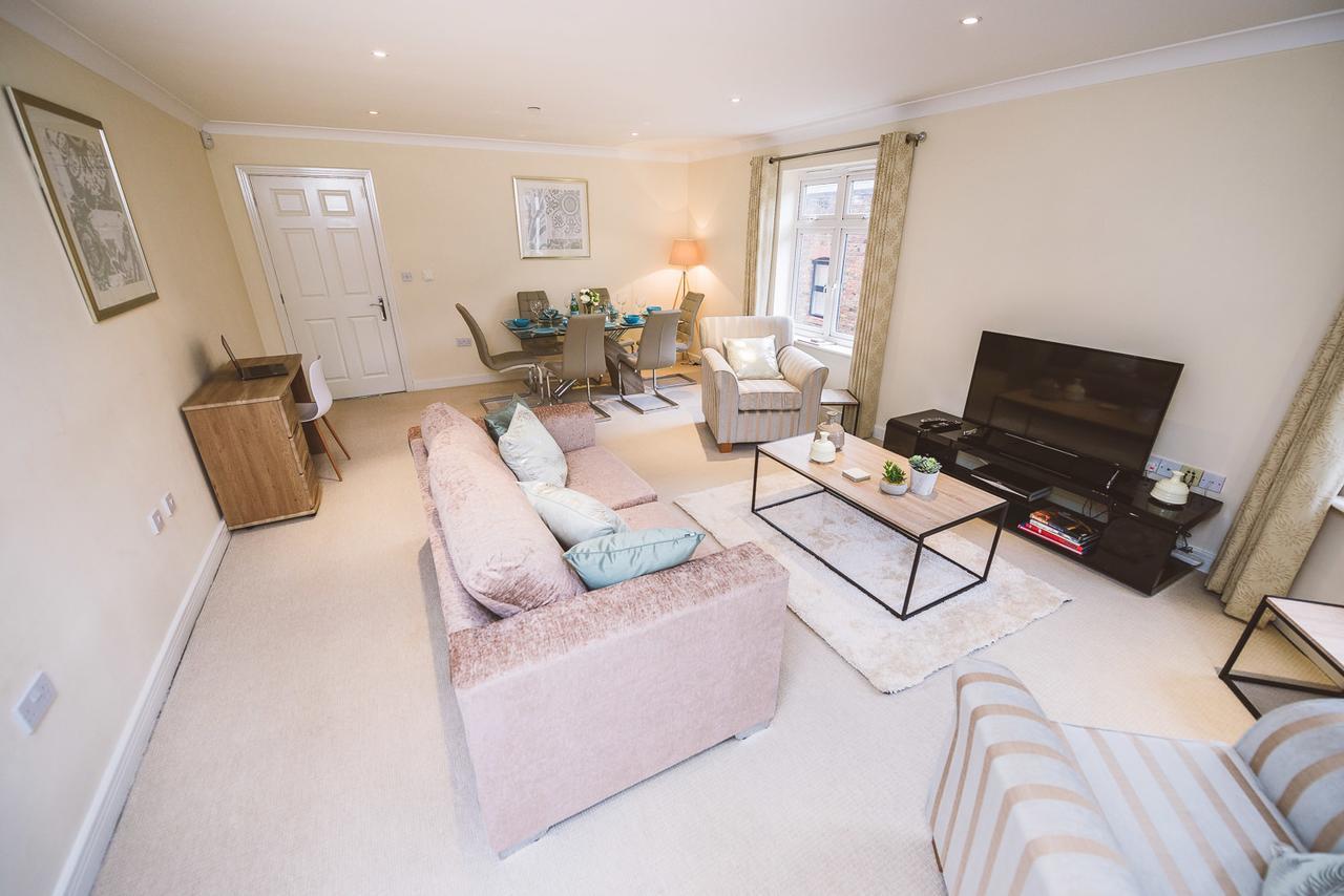 Charming Two Bedroom Apartment With Free Private Parking Leatherhead Exterior foto