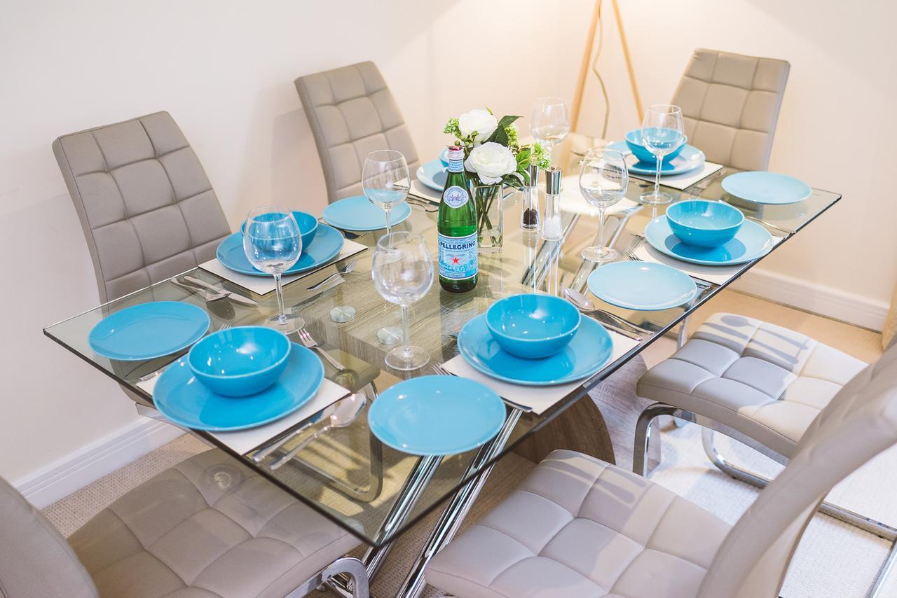 Charming Two Bedroom Apartment With Free Private Parking Leatherhead Exterior foto