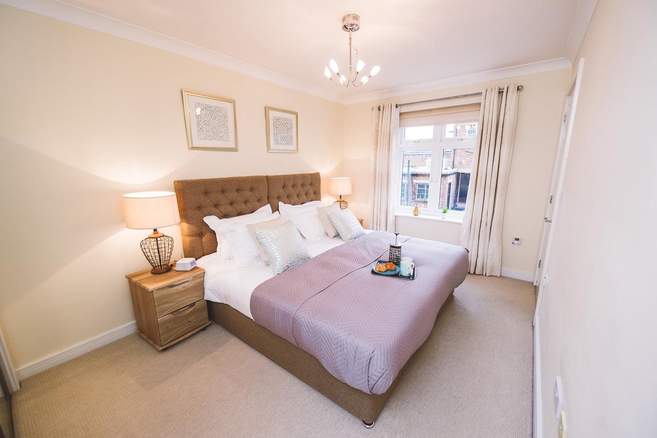 Charming Two Bedroom Apartment With Free Private Parking Leatherhead Exterior foto