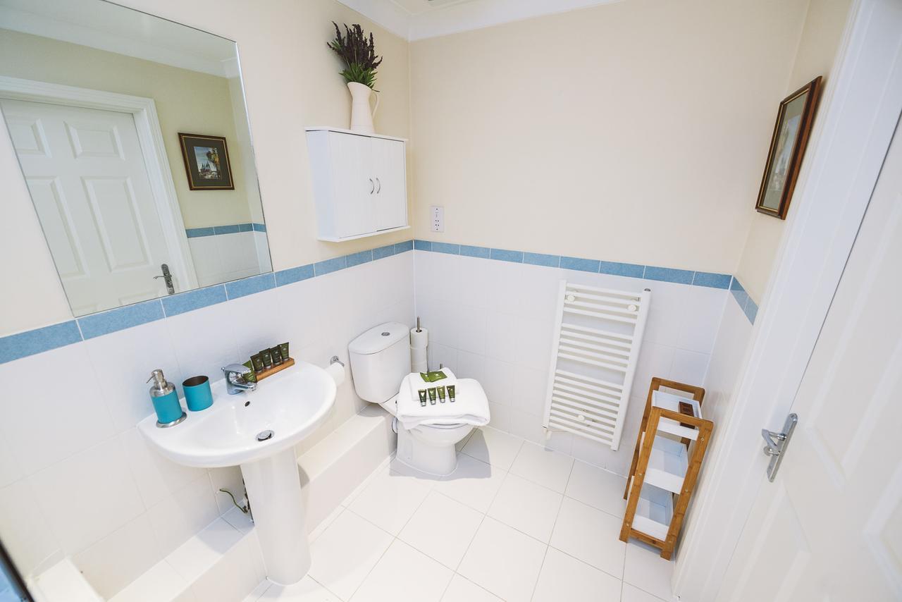 Charming Two Bedroom Apartment With Free Private Parking Leatherhead Exterior foto
