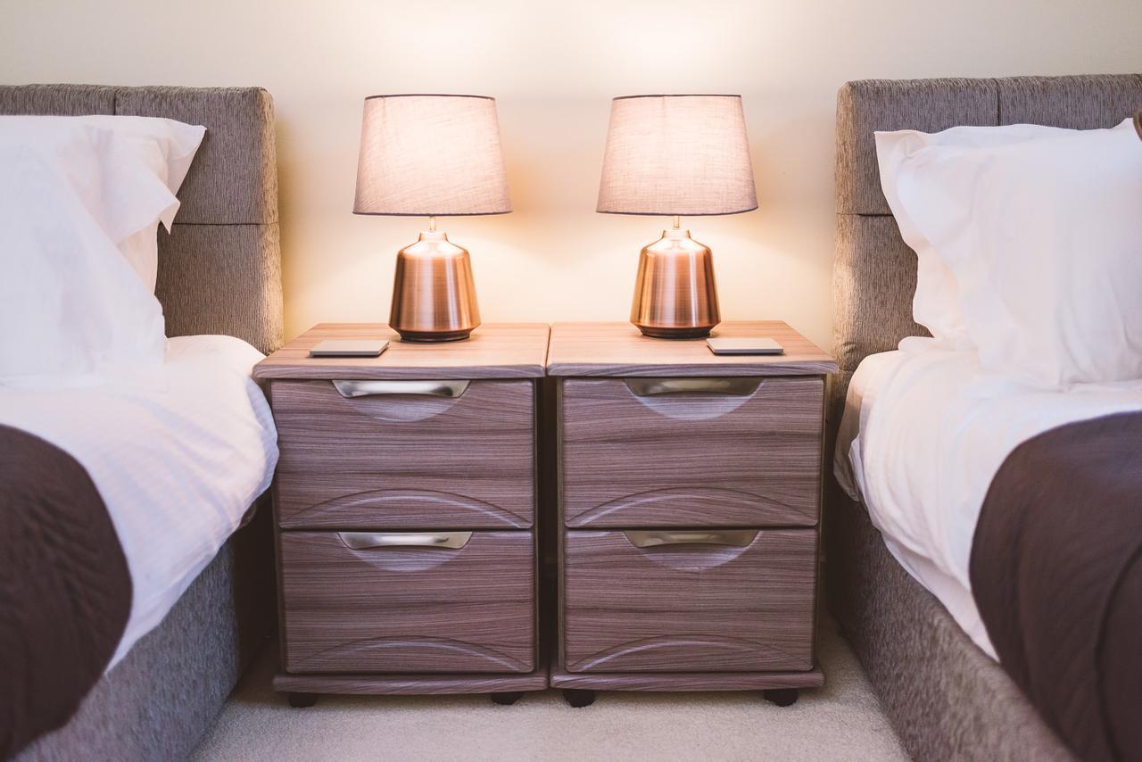Charming Two Bedroom Apartment With Free Private Parking Leatherhead Exterior foto